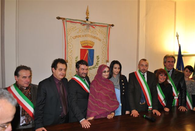Aminatou Haidar con il presidente della Provincia Barducci, il sindaco Gianassi e altri sindaci e amministratori