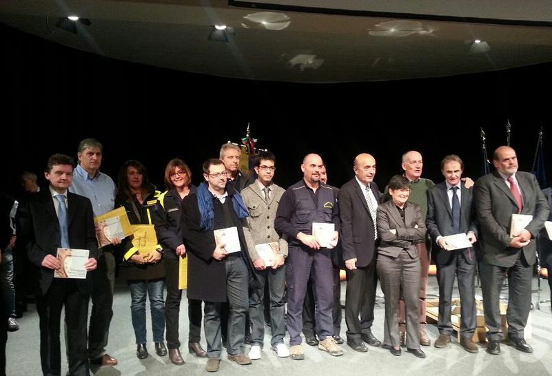Gli operatori premiati con la piastrella 'simbolo' della rinascita di Modena. Al Centro il responsabile della Protezione civile della Provincia di Firenze Paolo Masetti