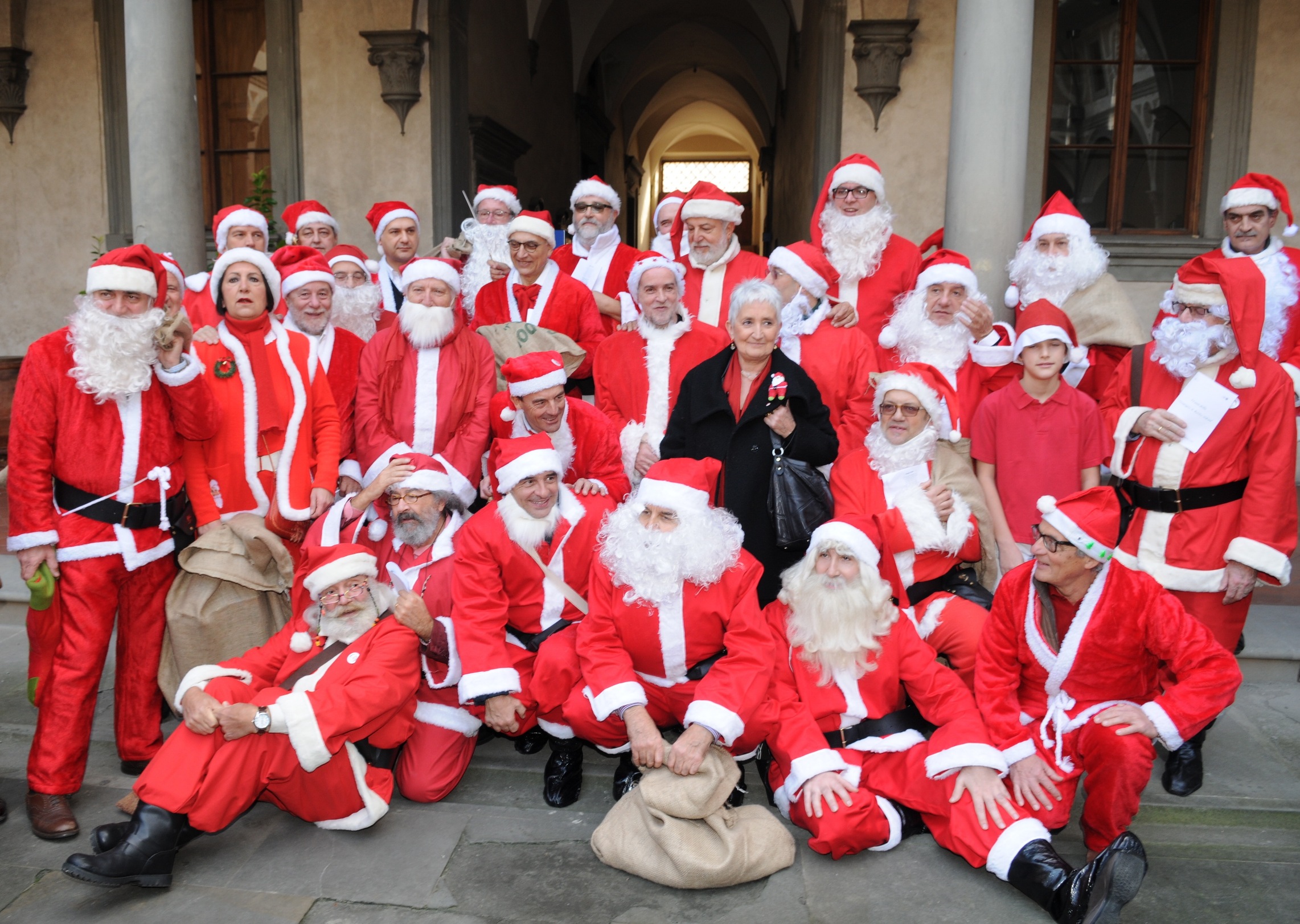 La Compagnia di Babbo Natale con (al centro) la direttrice dell'Isttituto degli Innocenti, Alessandra Maggi