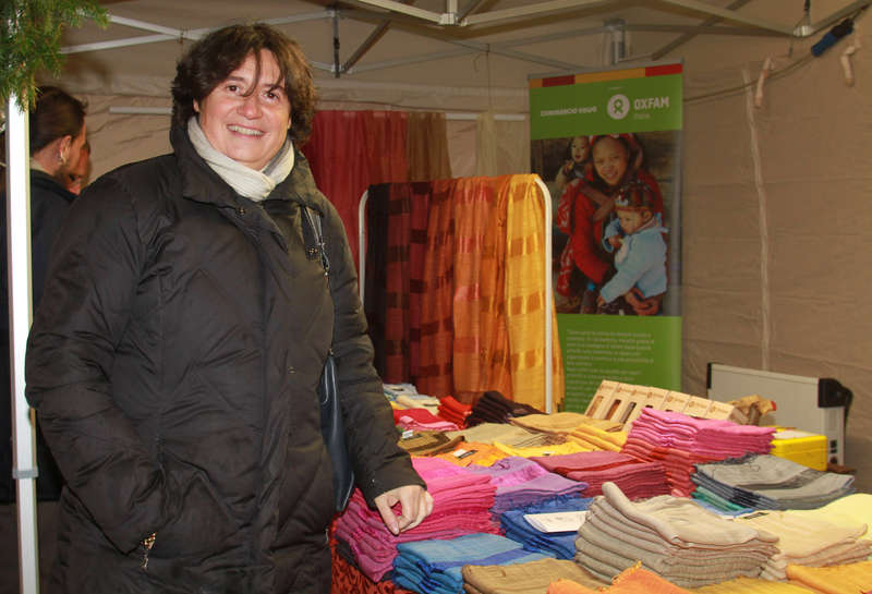 Assessore Stefania Saccardi al Mercatino per la solidarieta in piazza S.M.Novlla
