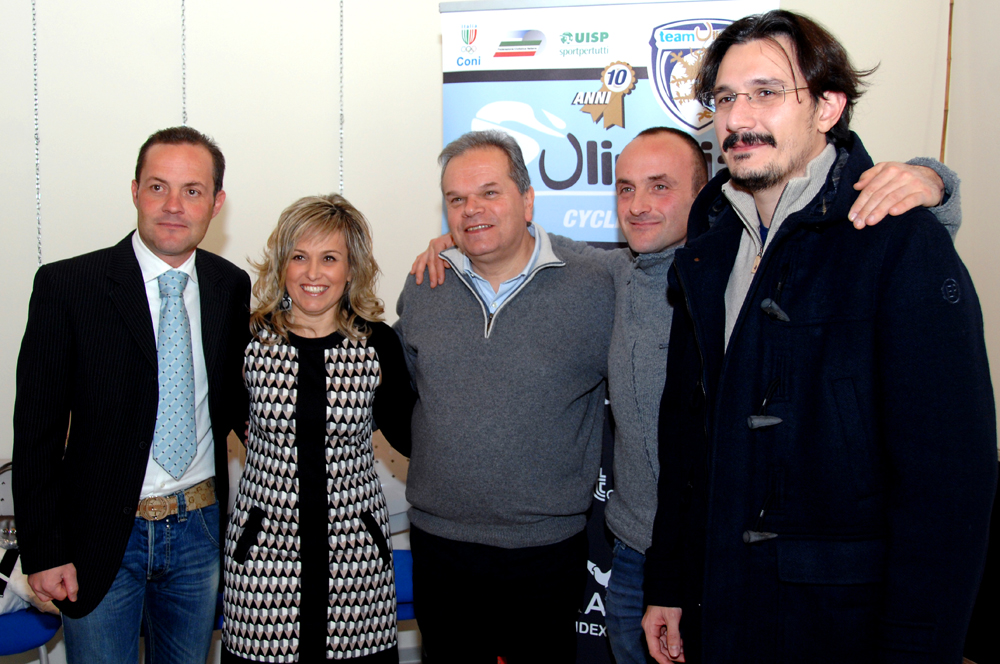 Nella foto il sindaco Lorenzini (al centro) con l’assessore Gianacterino e  alcuni dirigenti dell’Olimpia team 