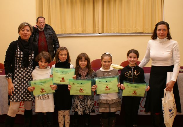Un gruppo di bambini premiati dai donatori Fratres di Empoli