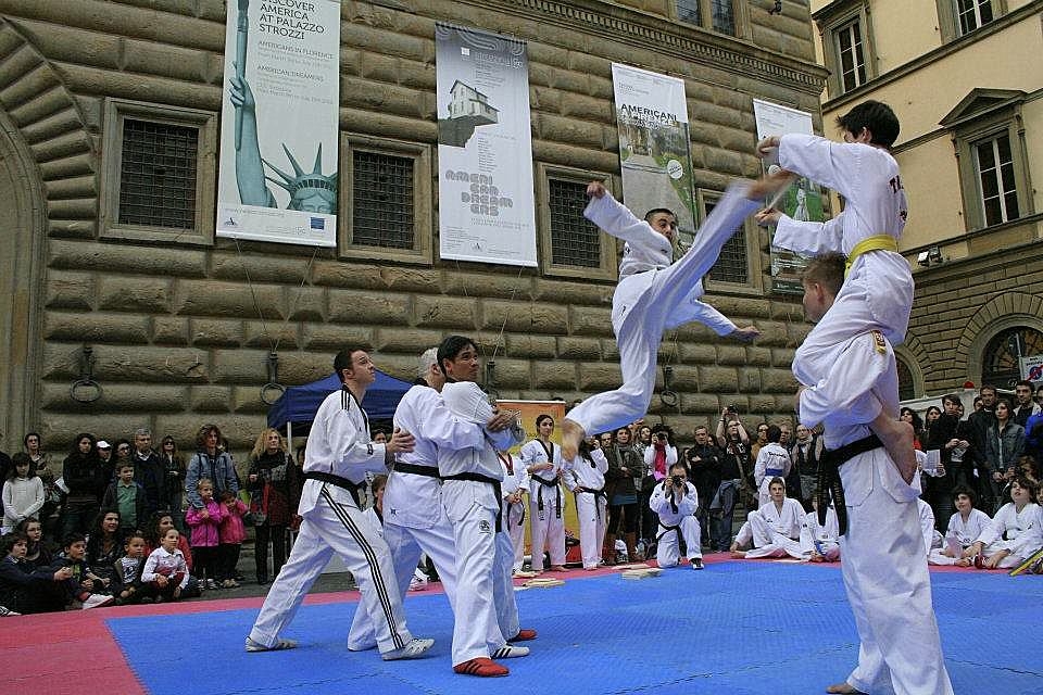 Taekwondo in piazza Strozzi nel 2012. Foto di Antonello Serino