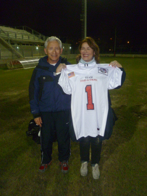 Nella foto coach Scurran offre a Donatella Villani la maglia da gioco ufficiale del Team Stars &amp; Stripes