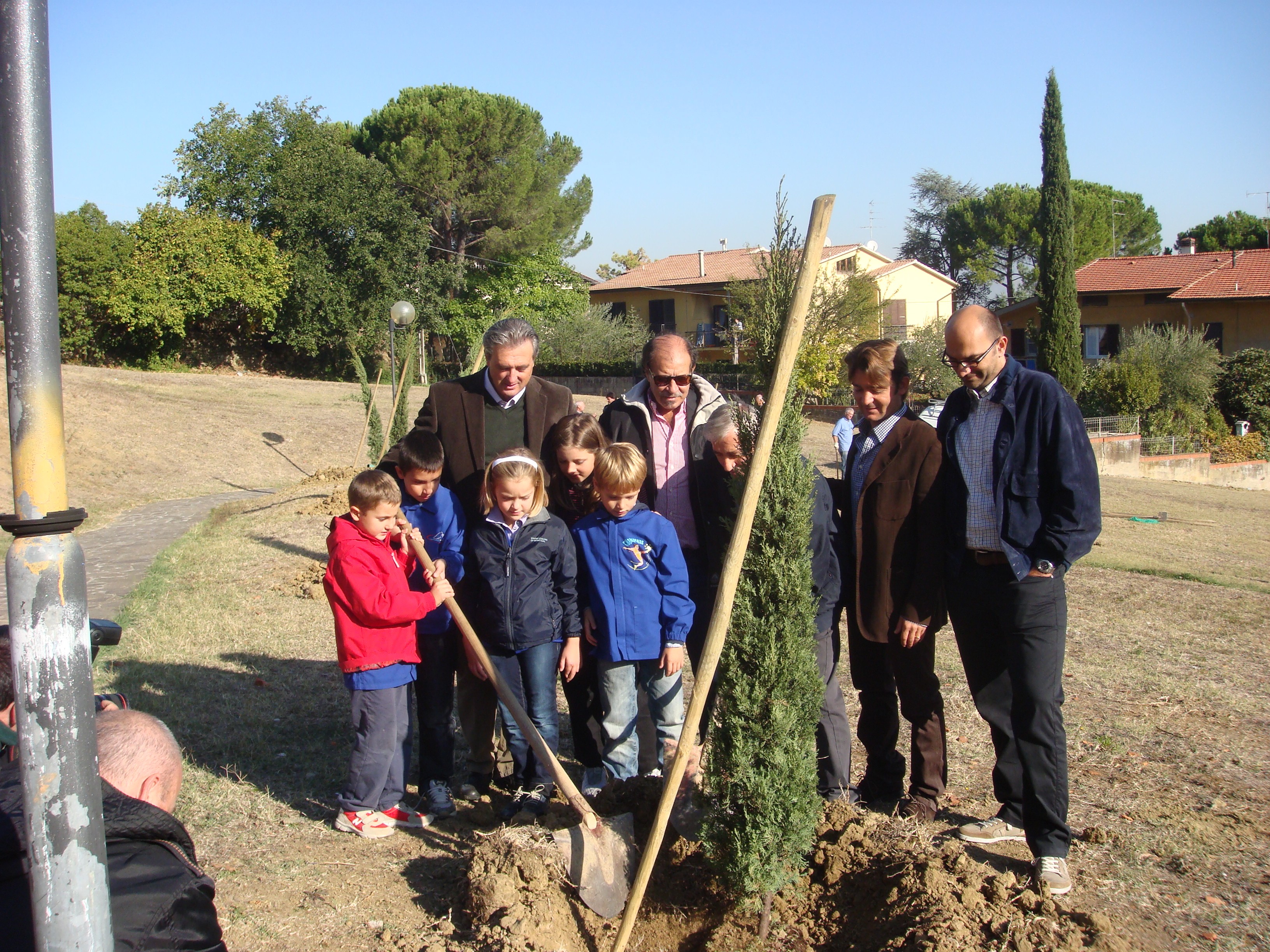 Ottobre 2011: i ragazzi della “L.B.Alberti” piantumano cipressi nei giardini pubblici “Madonna dei Dini”