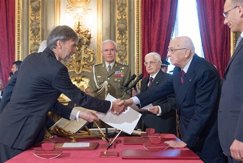 ?Il Ministro per gli affari regionali e le autonomie, Graziano Delrio, con il Presidente Giorgio Napolitano durante la cerimonia del giuramento al Quirinale (28 aprile 2013)