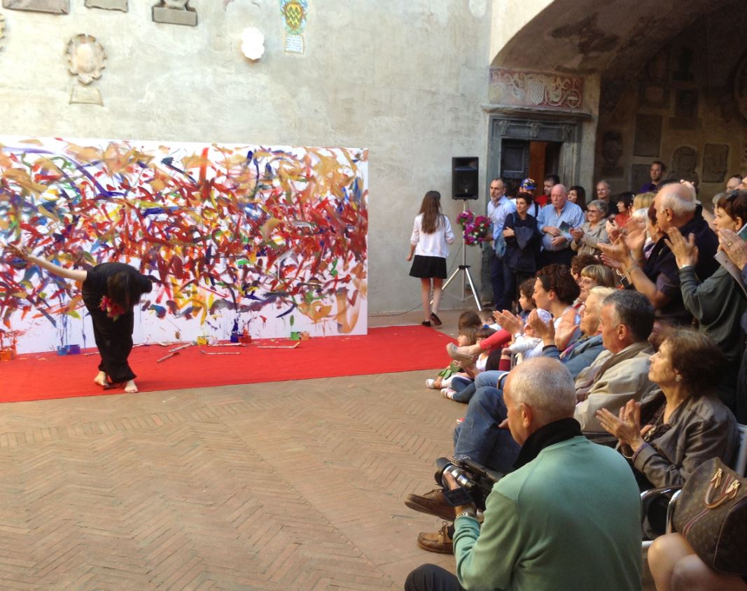 Cinzia Fiaschi alla conclusione della performance inaugurale a Palazzo Pretorio
