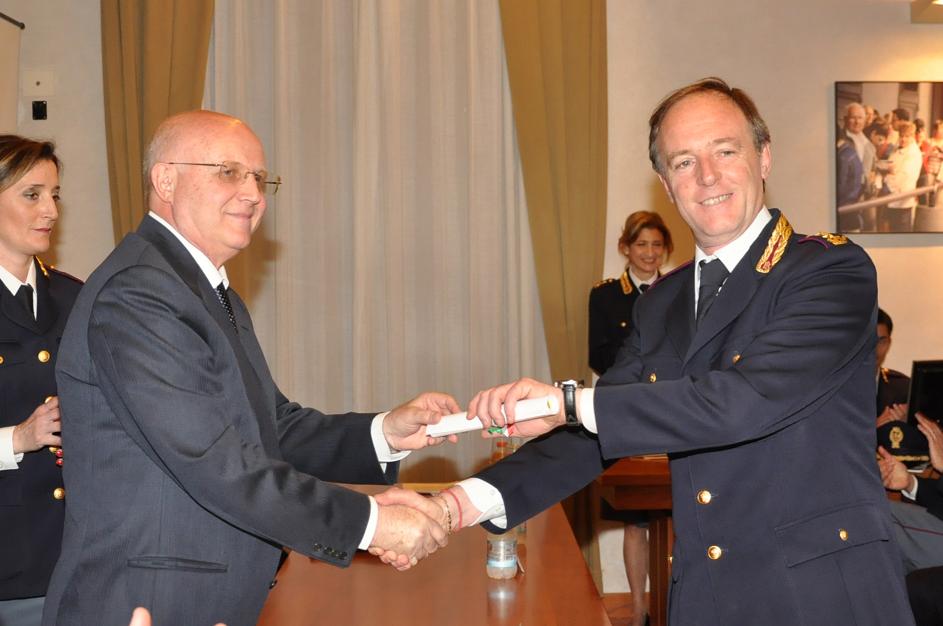 Il Questore Zonno consegna i riconoscimenti in occasione del 161o anniversario della Polizia di Stato