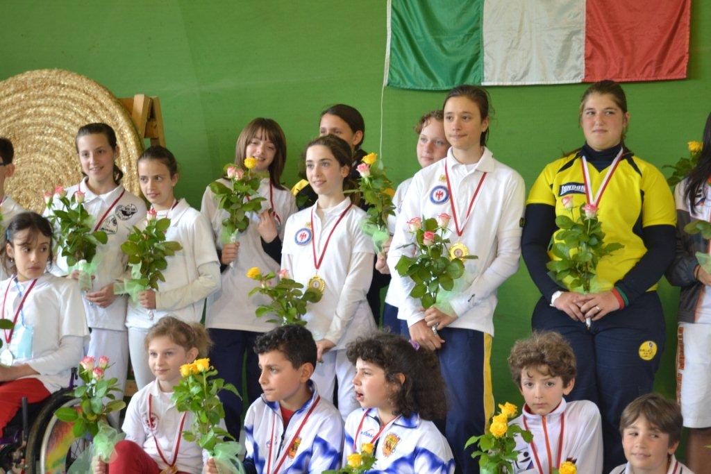 record italiano dell'arciera Virginia Pruneti - Al centro della foto Virginia con Viola Vespro