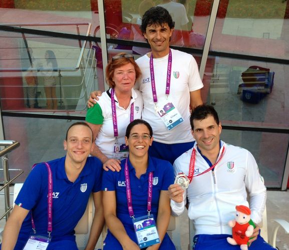 Simone Ciulli con la medaglia e la squadra italiana al completo con il capo delegazione Noretta Fioraso e il tecnico Enrico Testa