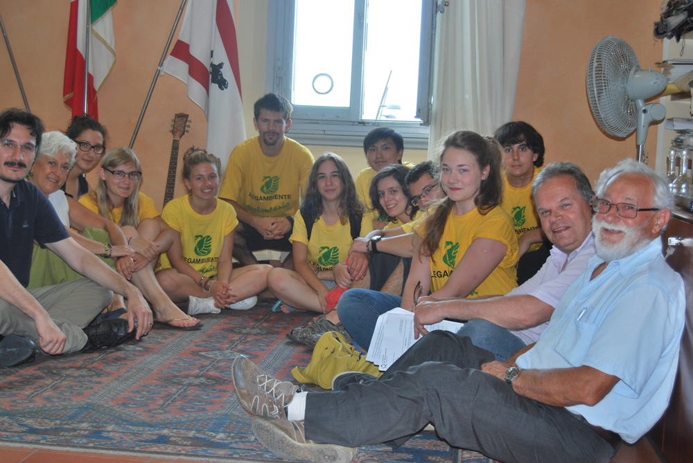 Il sindaco con i ragazzi che partecipano ai campi di volontariato internazionale a Montemurlo