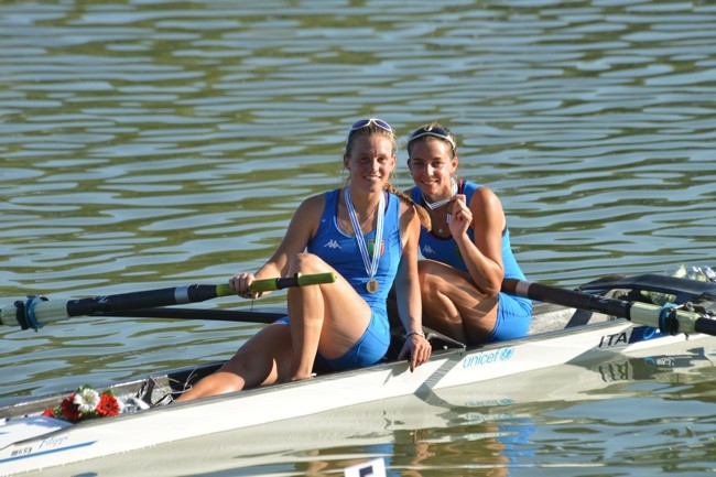 Beatrice Arcangiolini con la compagna di barca Gaia Marzari dopo il bronzo iridato Under 23 sul due senza femminile.
