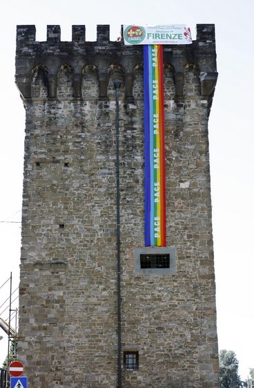 La Torre della Serpe 'listata' con i colori della pace
