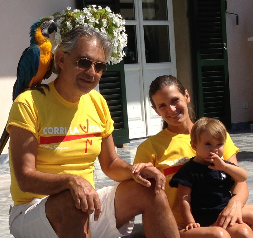 Andrea Bocelli con la moglie e la figlia con le magliette di Corri La Vita