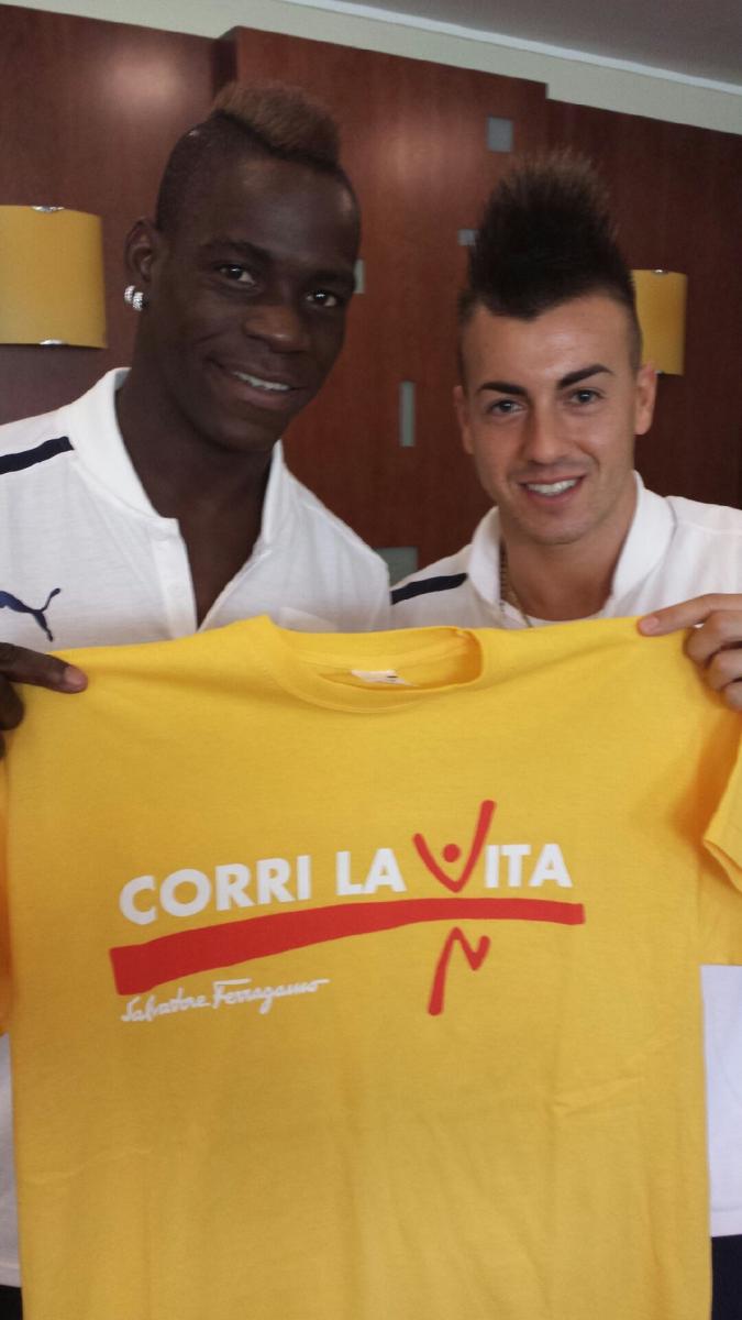 Mario Balotelli e Stephan El Shaarawy con la maglietta di Corri la Vita