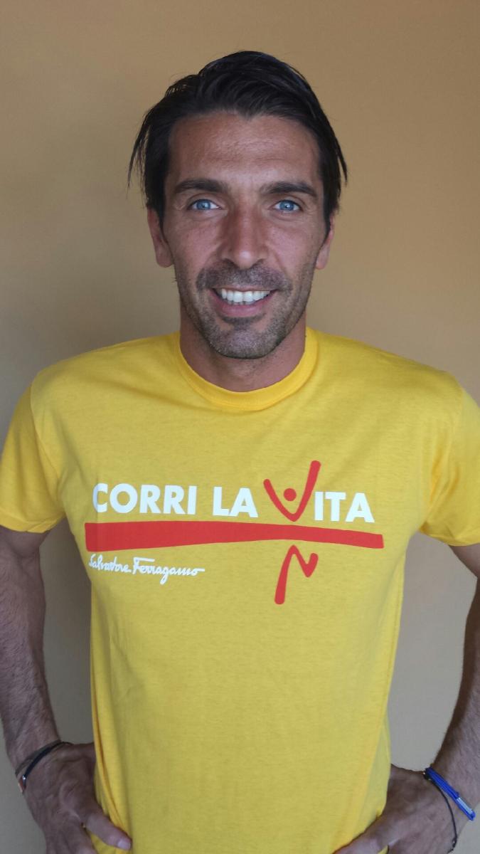 Gigi Buffon con la maglietta di Corri la Vita