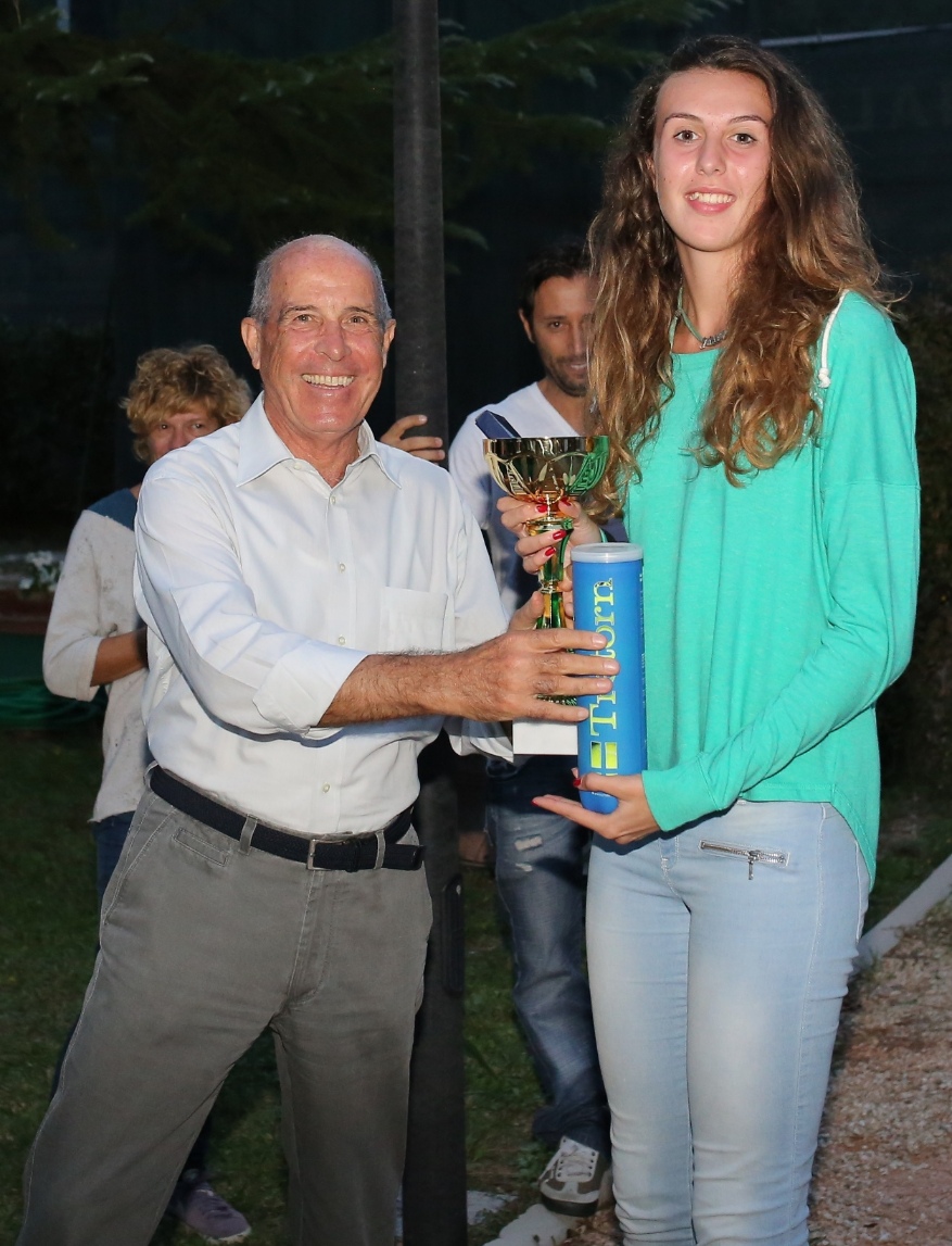 Il presidente della FIT Toscana premia la vincitrice della categoria under 16, la pratese Chiara Colzi