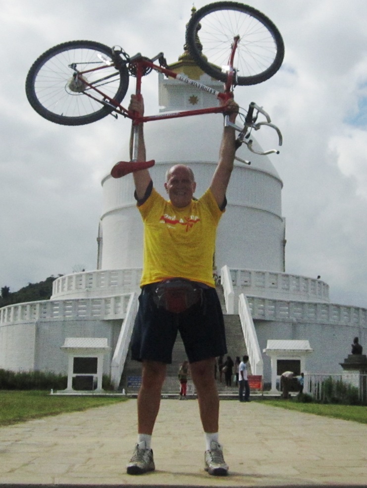 Banchelli con la sua bici davanti alla Stupa della Pace