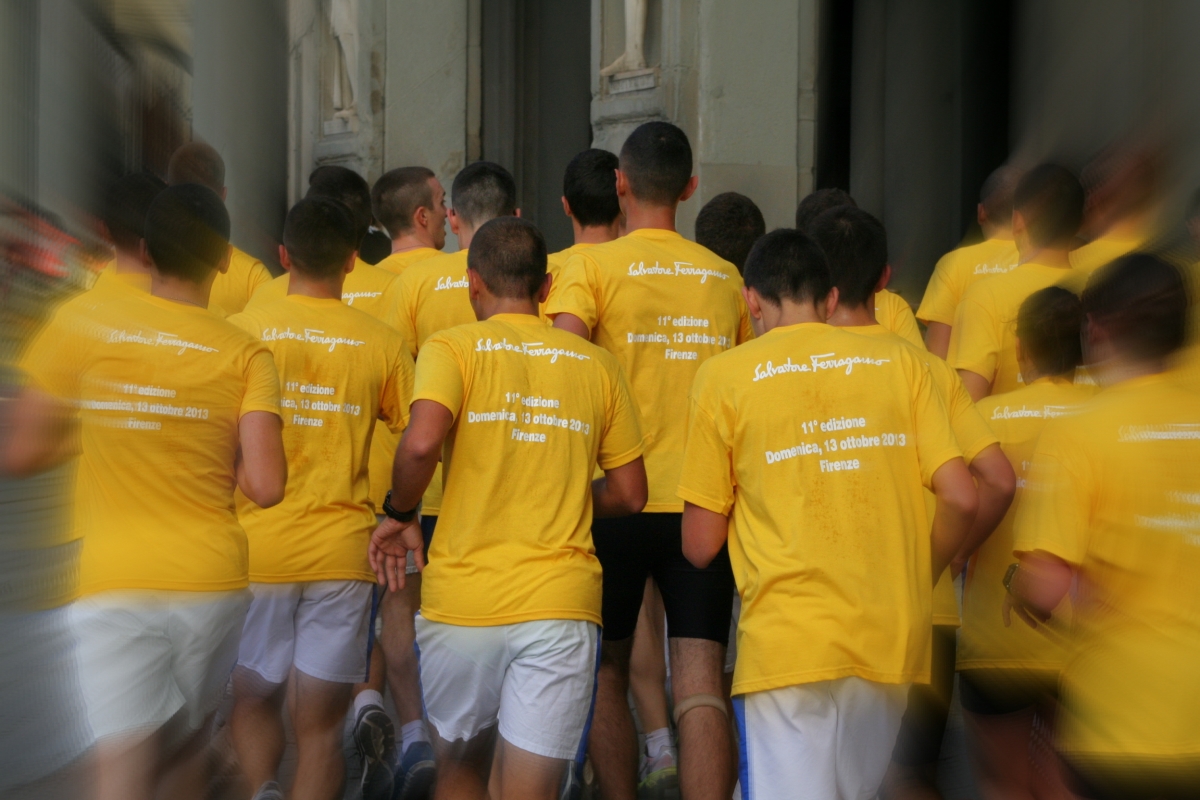Tutti insieme per la strade di Firenze a Corri la Vita contro il tumore al seno (Foto Antonello Serino - Met)