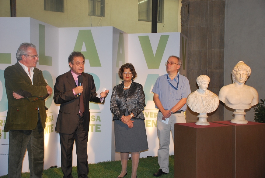 Il presidente Barducci consegna i due marmi restaurati al sovrintendente Acidini e al Direttore Natali