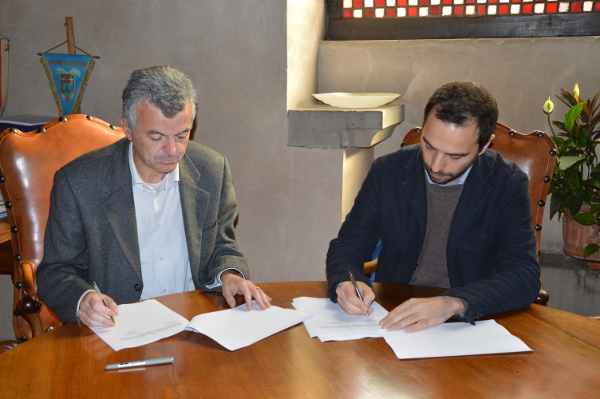 La firma del sindaco Samuele Bertinelli e del direttore della Caritas Marcello Suppressa