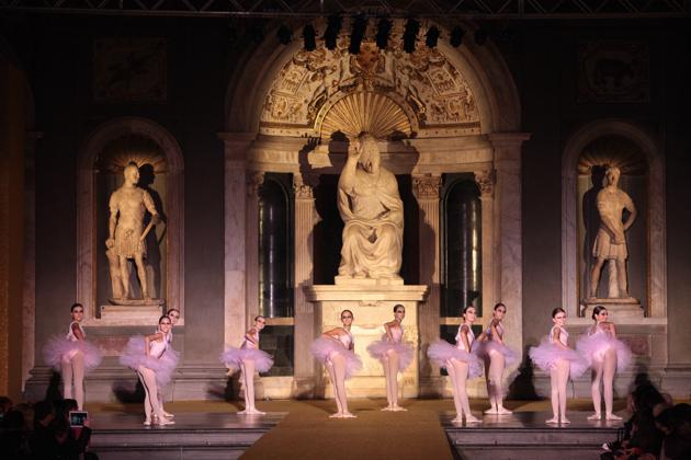 La scuola di danza classica Sancat nel salone dei Cinquecento