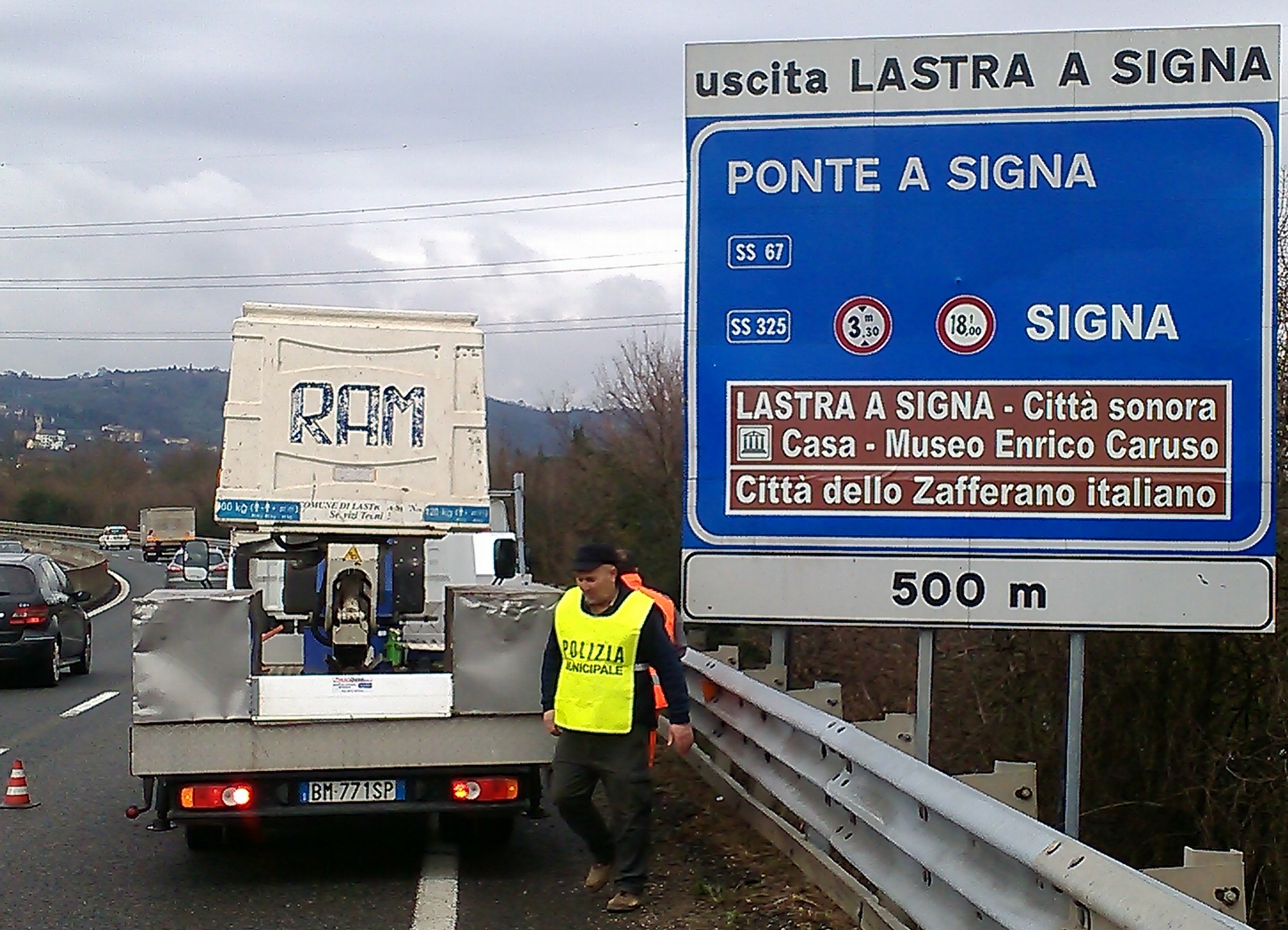 Le indicazioni di Lastra a Signa sui cartelli stradali lungo la FiPiLi