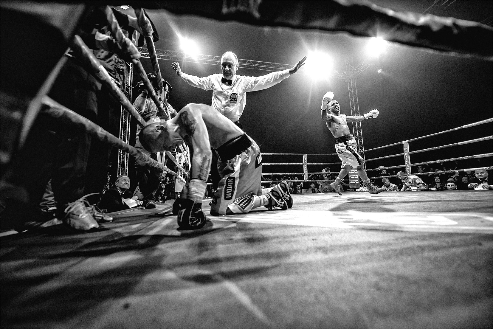 Leonard Bundu batte Rafal Jackiewicz per KO all’undicesima ripresa e mantiene il titolo EBU dei pesi welter (photo: David Andre Weiss, Florence University of the Arts)