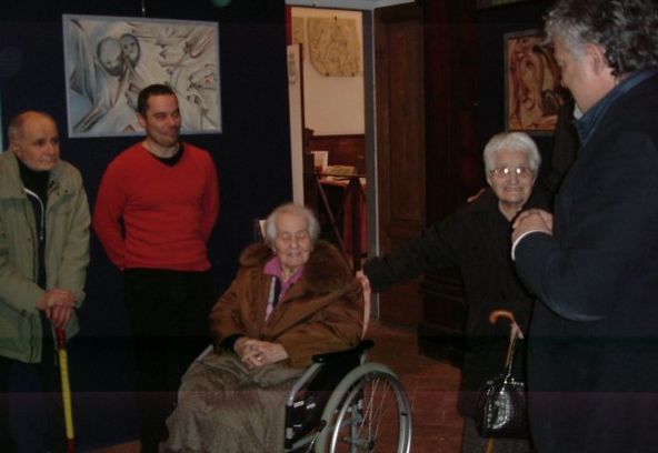 Anziani in visita alla mostra di Carlo Mussio nelo Palazzo comunale di Signa