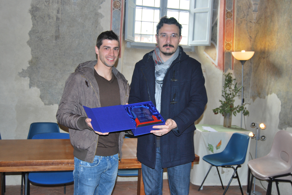 Nella foto un momento della consegna del premio “Atleta dell’anno” a Manuel  Pucciarelli da parte dell’assessore allo sport, Gianluca Giancaterino