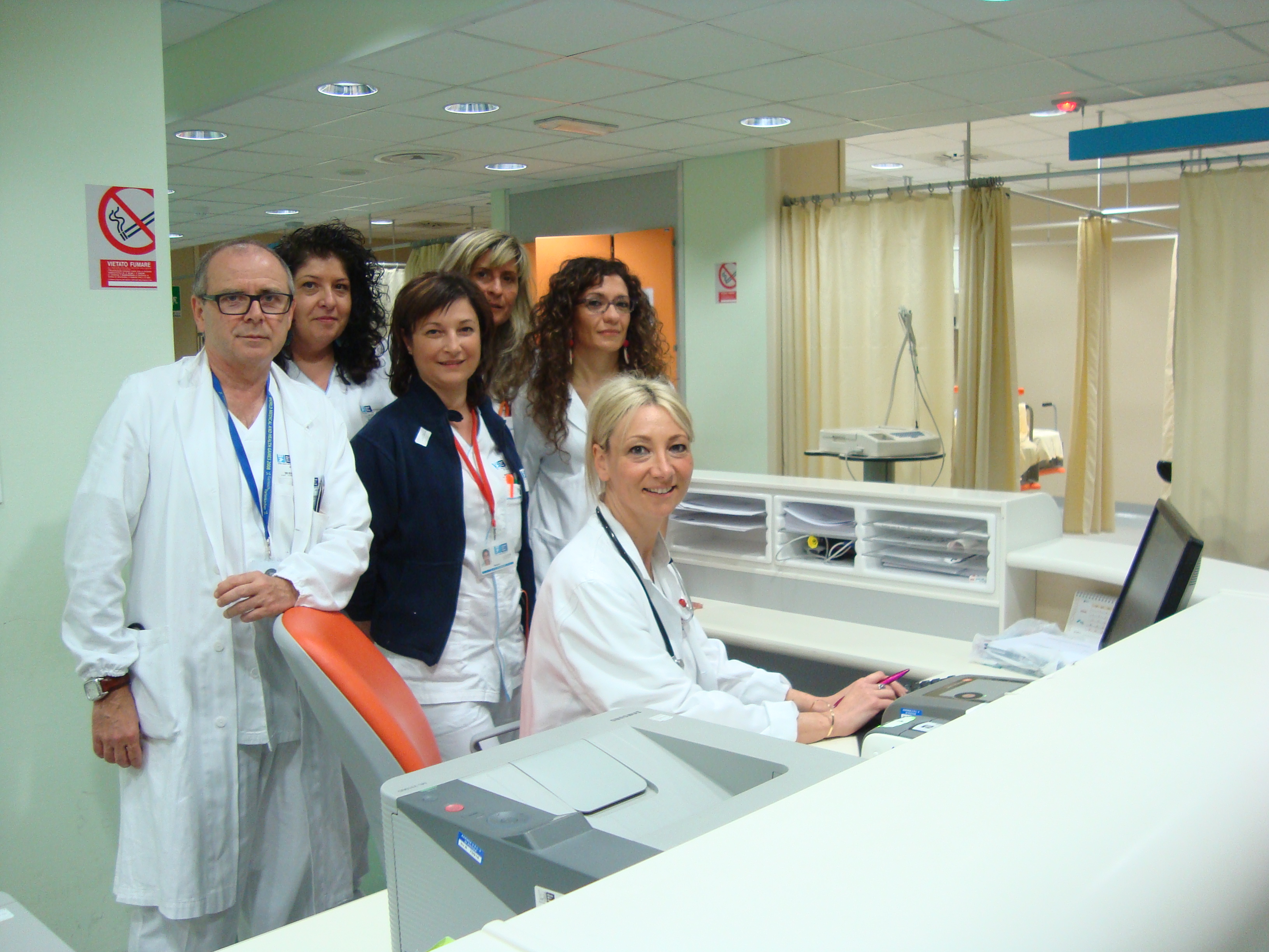 Pronto soccorso di Pistoia: dottor Monfardini con la caposala Corsi ed equipé medici infermiere 