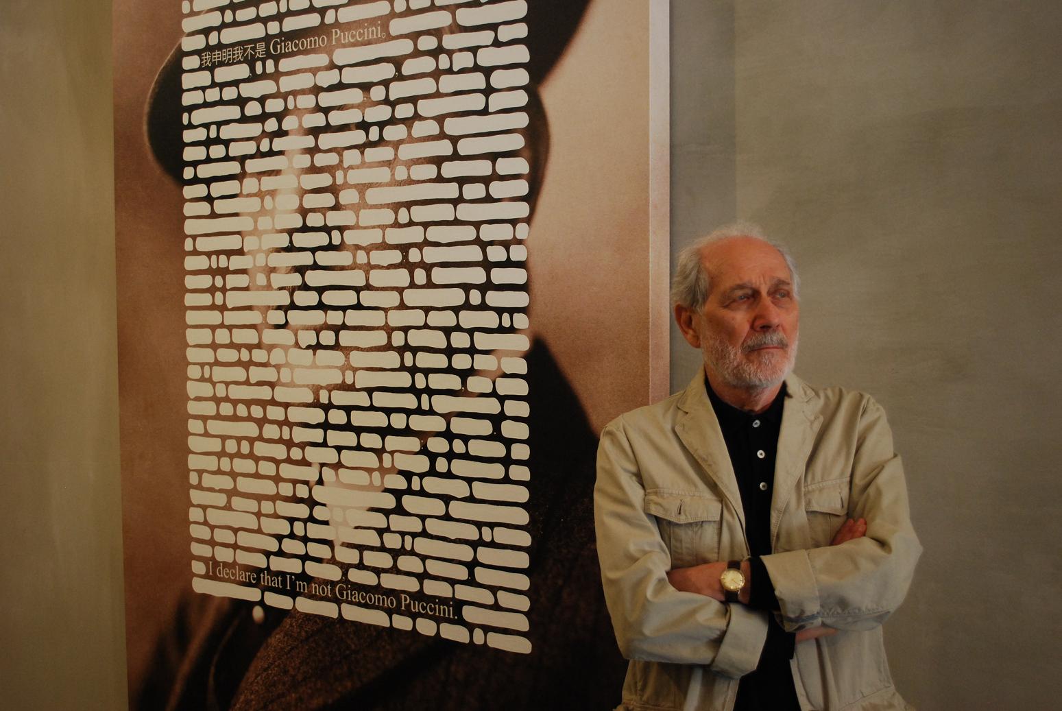 Emilio Isgro alla presentazione della sua mostra Ritratti incancellabili a Palazzo Pretorio, Prato