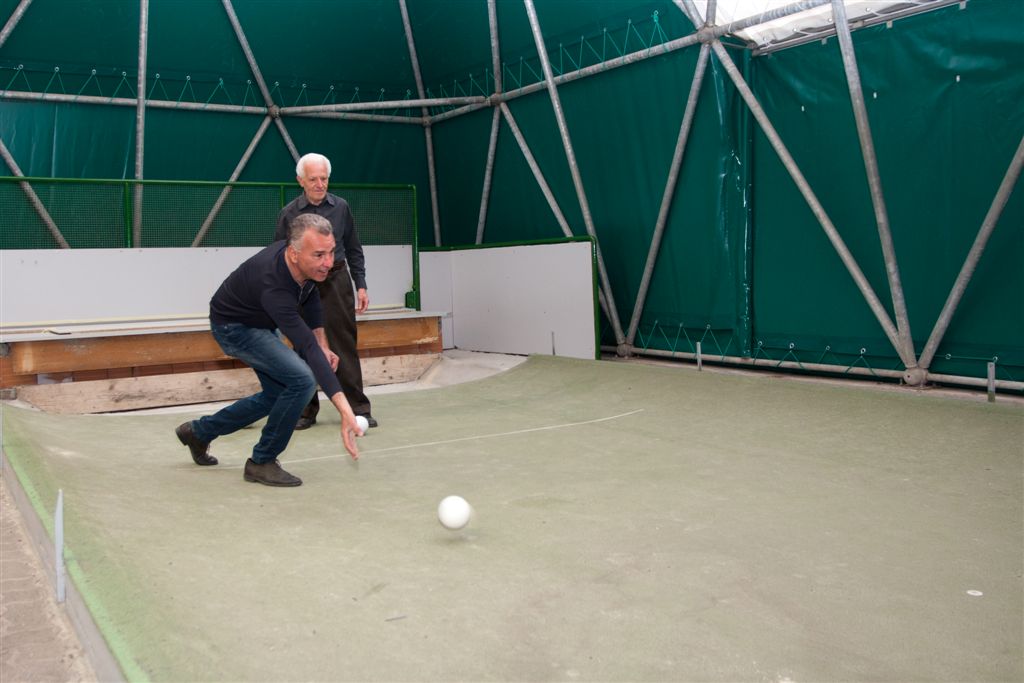 Il Sindaco con il presidente della "Bocciofila"