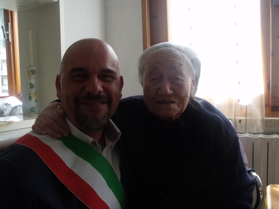 Il Sindaco Masetti con l'ultracentenaria di Montelupo Fiorentino