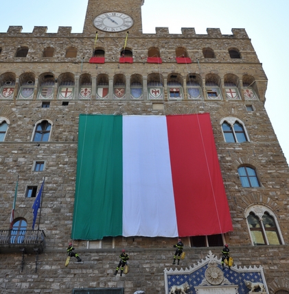 Il Tricolore sulla facciata di Palazzo Vecchio