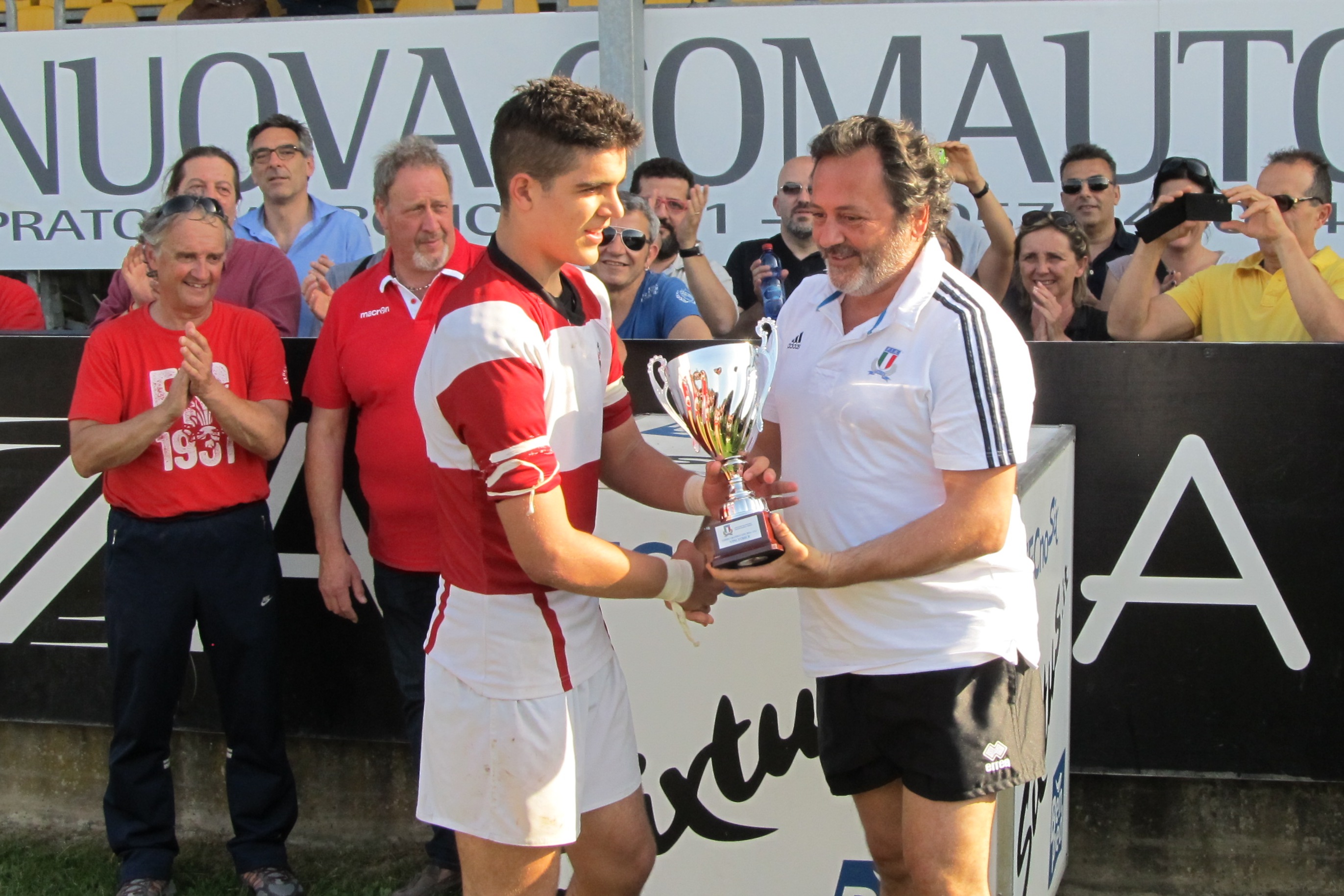 Capitan Gasparri riceve in premio la Coppa Granducato. Foto Leonardo Fissi