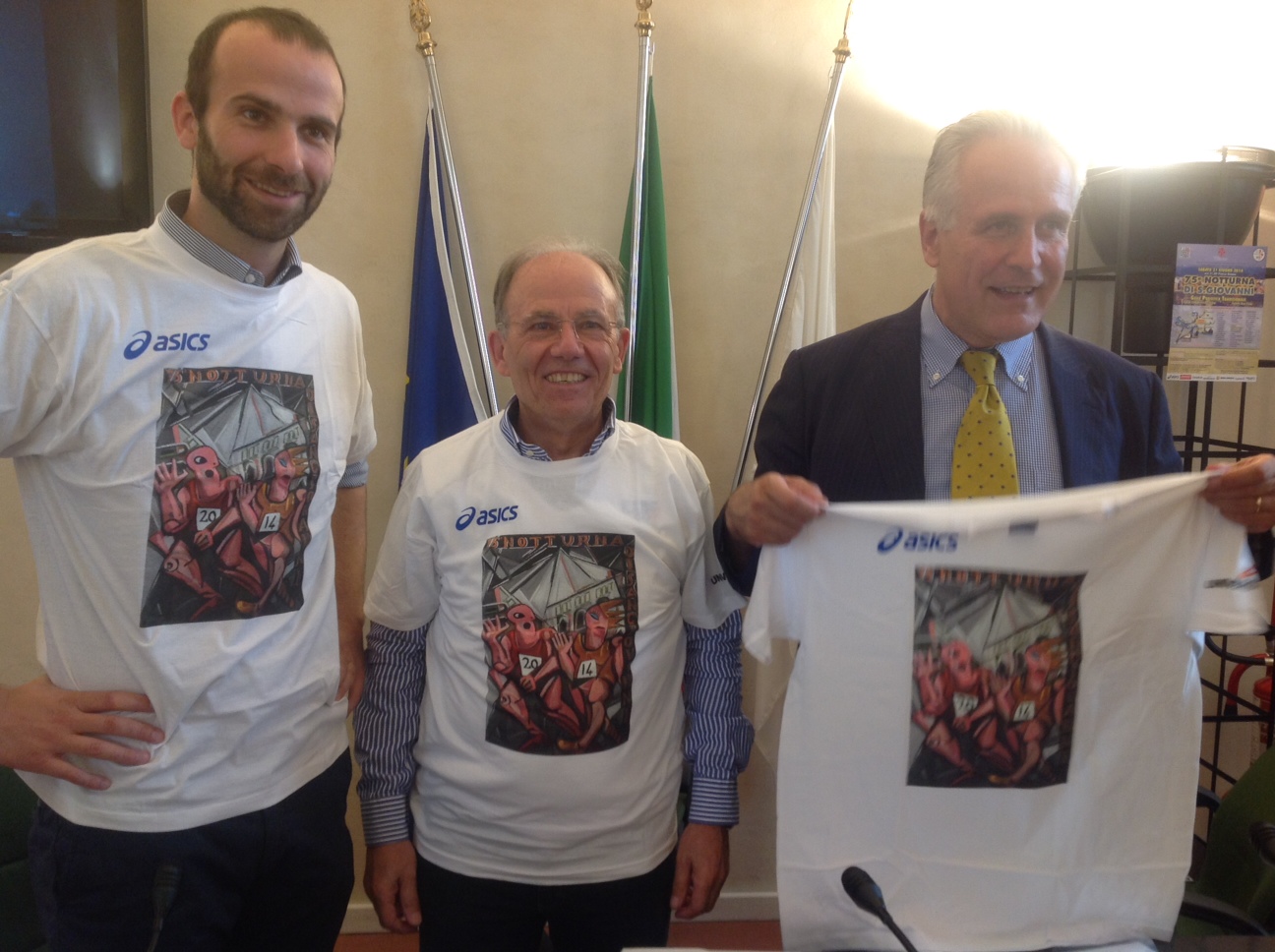  Nella foto, da sinistra: l'assessore Vannucci, Romiti e Giani che indossano le maglie ufficiali dell'evento oggi durante la presentazione ufficiale