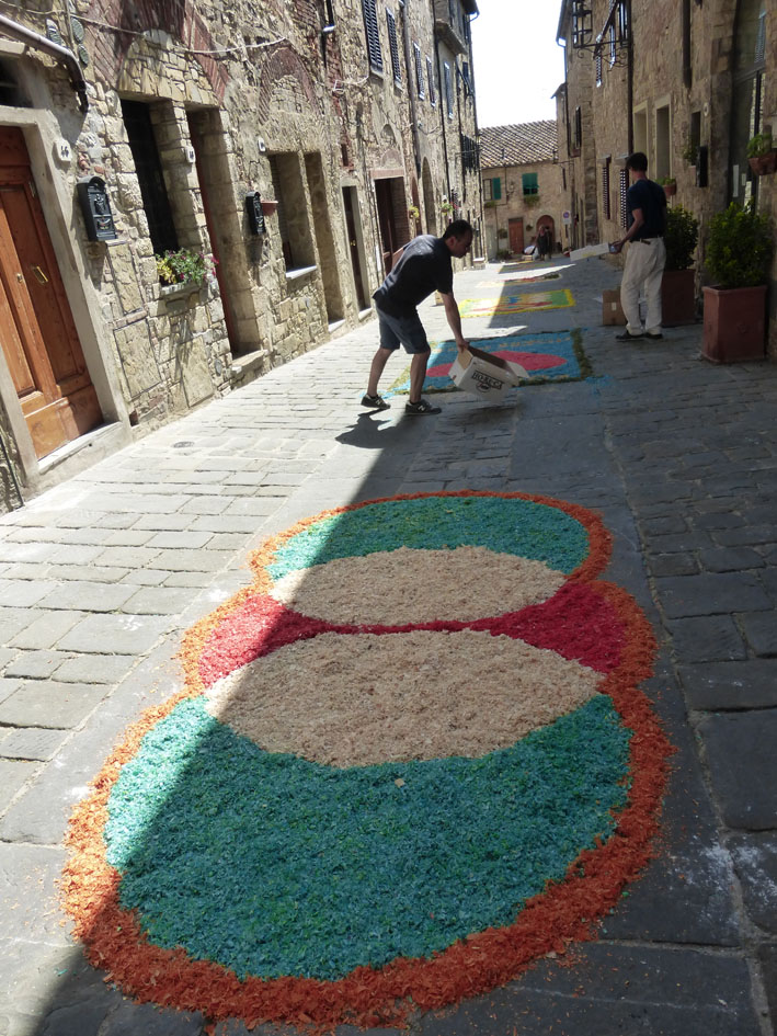 Tappeti floreali per le vie del borgo di San Donato in Poggio