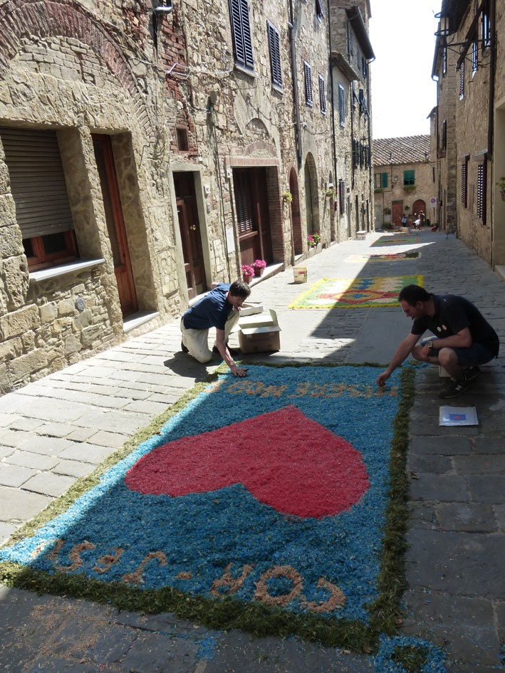 Tappeti floreali per le vie del borgo di San Donato in Poggio