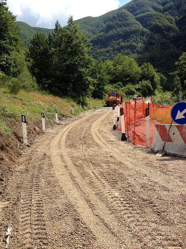 Il tratto riaperto a senso unico alternato sulla Provinciale del Castagno