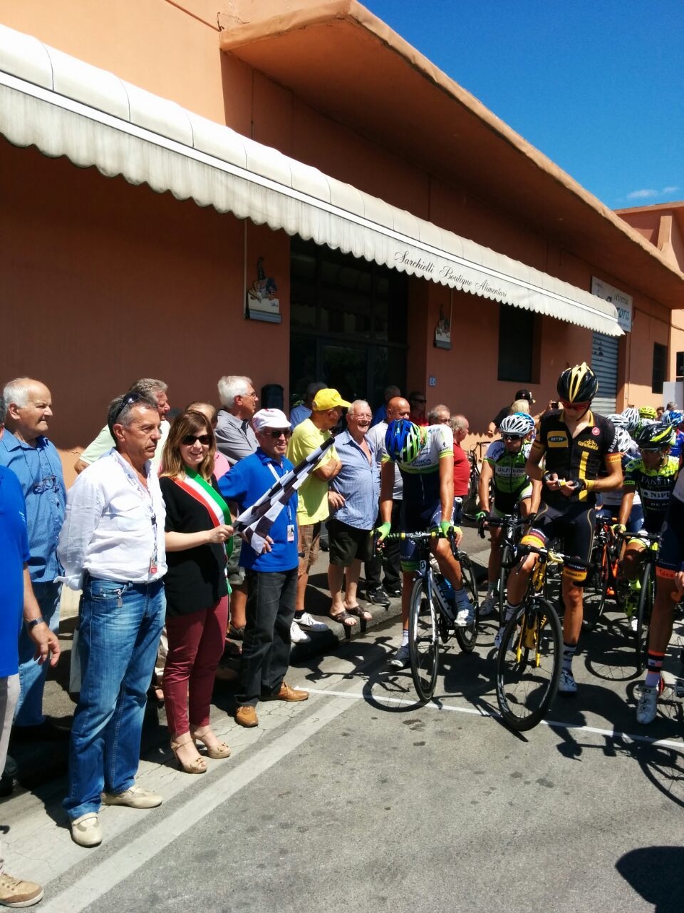 Il sindaco di Empoli Barnini alla partenza del Giro della Toscana