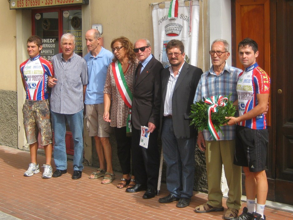 Alfredo Martini con alcuni rappresentanti del Comune di Signa