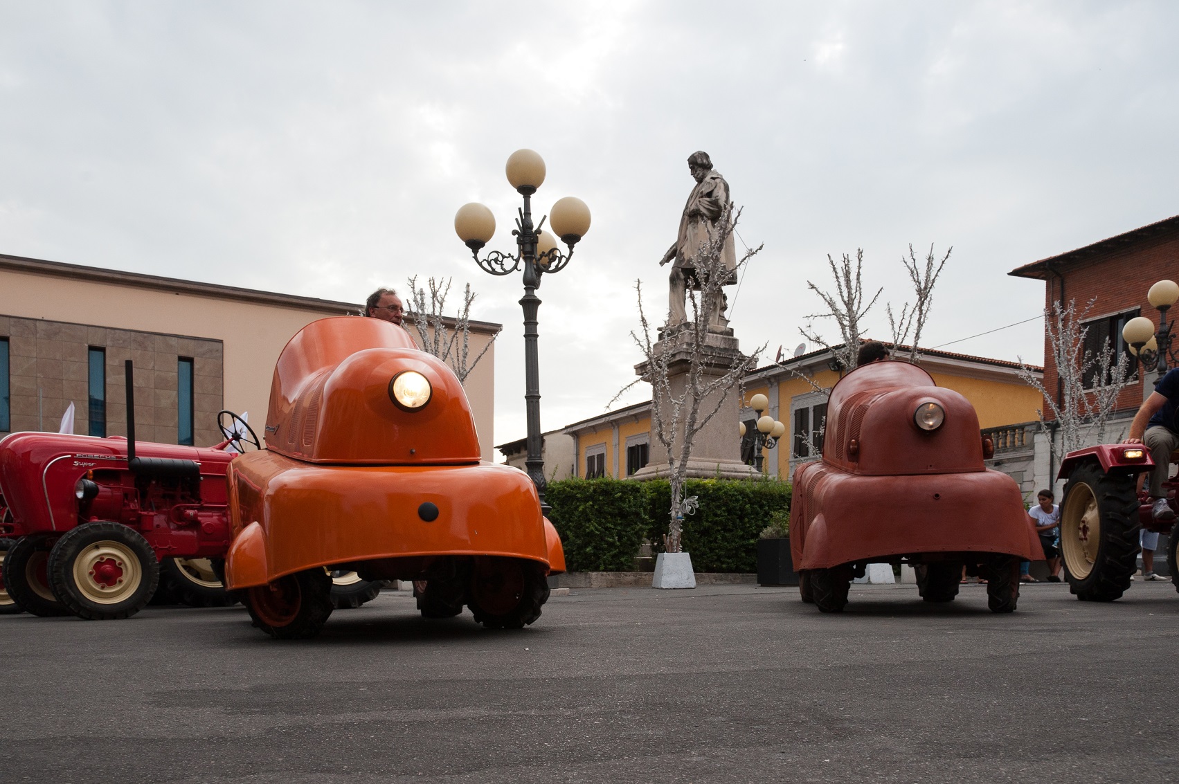 trattori porsche in piazza Montanelli a Fucecchio