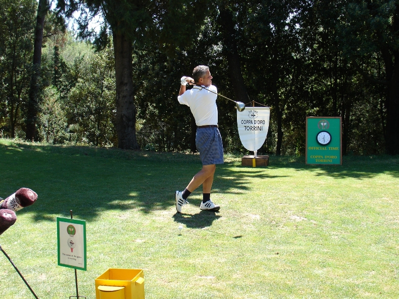 Un golfista impegnato in una passata edizione della Coppa d'Oro Torrini