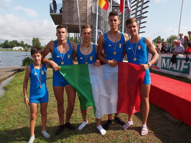 Nella foto: Giacomo Braghiroli e Alberto Dini (primo e quarto da destra) in azzurro alla Coupe de la Jeunesse