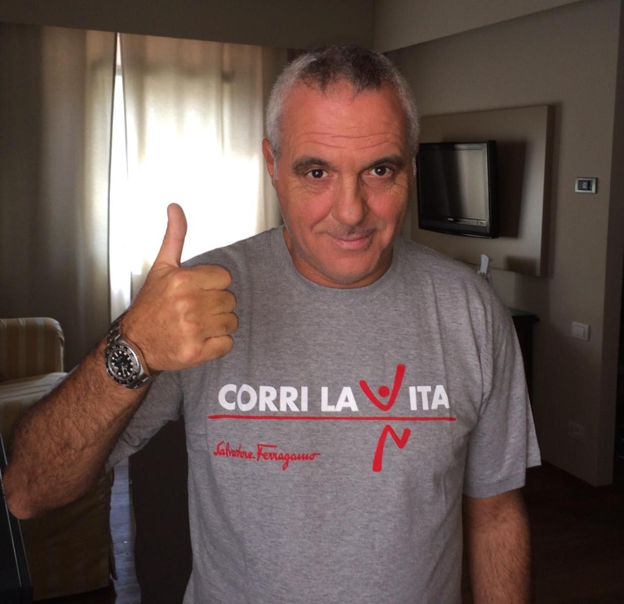 Giorgio Panariello con la maglietta di Corri la Vita