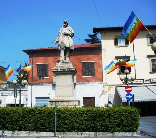 Bandiere della pace in Piazza Montanelli a Fucecchio