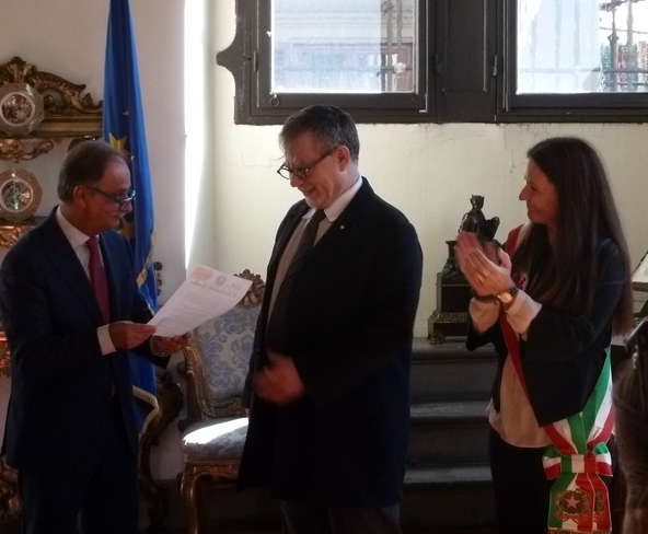 Il Prefetto Varratta consegna la cittadinanza italiana a Joseph Weiler