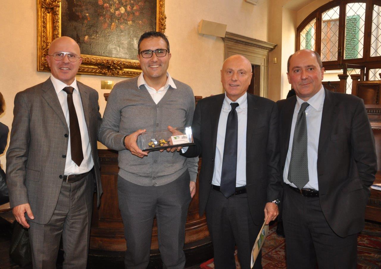 presidente Urbat Marco Bottino, assessore di Calenzano Damiano Felli (che ha ritirato il premio) Erasmo D Angelis e il direttore generale Anbi Massimo Gargano