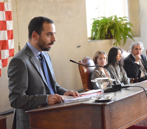 Samuele Bertinelli parla ai pistoiesi nella Sala Maggiore del Palazzo Comunale